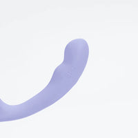 Duopeak – AI-Powered Double-Ended Vibrator for Shared Lesbian Pleasure displayed with the wireless remote, illustrating its custom control features.
