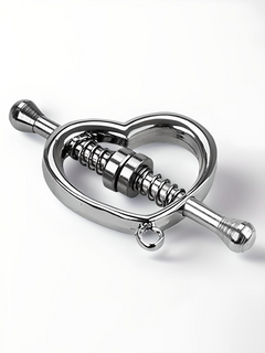 Heart Vice Nipple Clamps for Bondage – Luxurious design with integrated chain, exemplifying elegance in intimate experiences and appealing for seasoned enthusiasts.