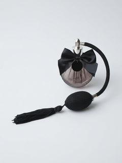 L'essence du Boudoir fragrance details highlighting white roses and ylang-yang notes in this exquisite perfume.