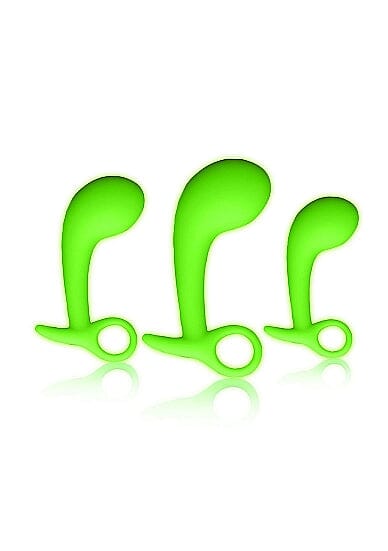 three green scissors sitting next to each other